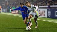 Sarai Linder (VFL Wolfsburg Frauen, 39) im Zweikampf mit Hoffenheims Ereleta Memeti © Imago images / Eibner 