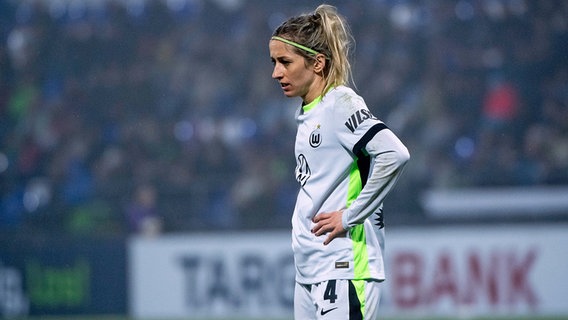 Wolfsburgs Kathrin Hendrich blickt traurig. © Imago images / Eibner 