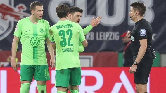 Spieler des VfL Wolfsburg nach der Partie im Gespräch mit Schiri Tobias Reichel © imago images Foto: Jan Huebner