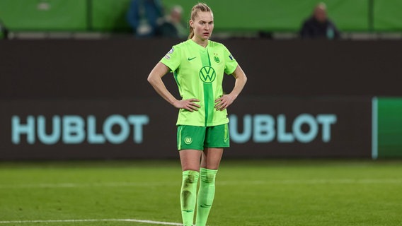 Janina Minge (VfL Wolfsburg) nach dem 1:4 im Hinspiel gegen Barcelona © imago images / foto2press 