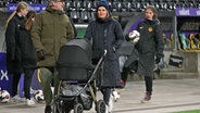 Trainerin Imke Wübbenhorst schiebt einen Kinderwagen © IMAGO / Just Pictures 