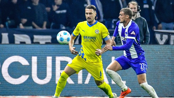 Herthas Michael Cuisance (r.) im Zweikampf mit Braunschweigs Ermin Bicakcic © Imago Images 