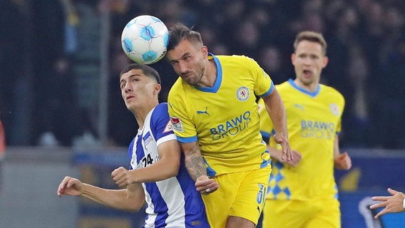 Braunschweigs Robin Krauße (m.) im Zweikampf mit Herthas Ibrahim Maza © Imago Images 