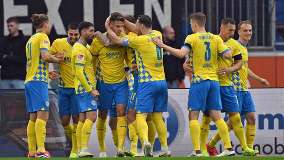 Braunschweigs Spieler bejubeln einen Treffer © dpa Bildfunk Foto: Swen Pförtner