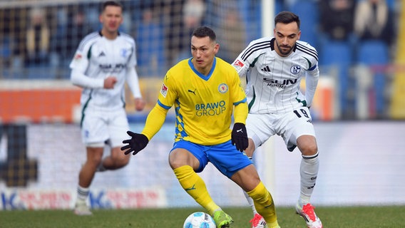 Braunschweigs Sven Kohler (l.) am Ball © dpa Bildfunk Foto: Swen Pförtner