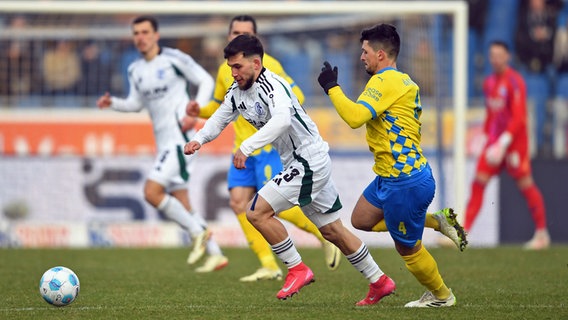 Schalkes Mehmet Can Aydin (l.) spielt gegen Braunschweigs Jannis Nikolaou © picture alliance Foto: Swen Pförtner