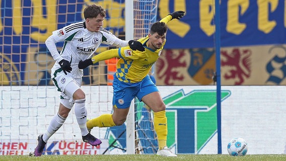 Schalkes Max Grüger (l.) spielt gegen Braunschweigs Jannis Nikolaou © Imago Images 