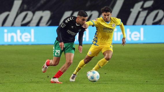 Braunschweigs Johan Gomez (r.) im Zweikampf mit Magdeburgs Livian Burcu © Imago Images 