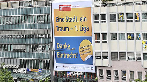 Transparent in Braunschweig anlässlich des Aufstiegs der Eintracht in die Bundesliga © imago 