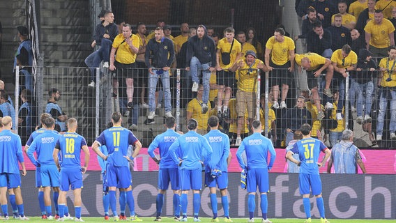 Braunschweigs Spieler nachdem Spiel gegen den 1. FC Köln © Imago Images 