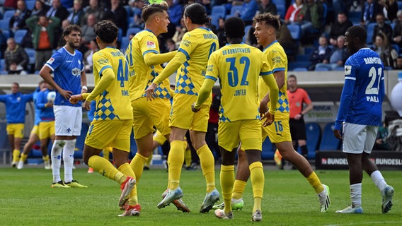 Braunschweigs Spieler bejubeln einen Treffer © Imago Images 