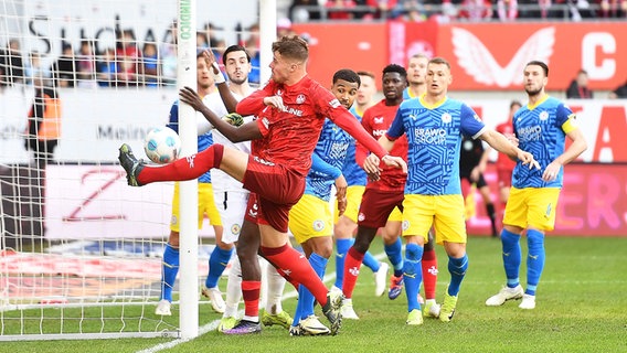 Kaiserslauterns Jan Elvedi (l.) versucht den Ball von der Grundlinie Richtung Braunschweiger Tor zu befördern. © IMAGO / Jan Huebner 