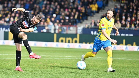 Ulms Lucas Röser (l.) trifft gegen Braunschweig. © picture alliance/dpa | Swen Pförtner 