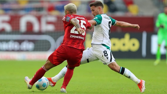 Hannovers Enzo Leopold (r.) im Zweikampf mit Düsseldorfs Matthias Zimmermann © Imago Images 