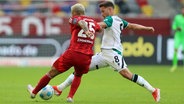 Hannovers Enzo Leopold (r.) im Zweikampf mit Düsseldorfs Matthias Zimmermann © Imago Images 