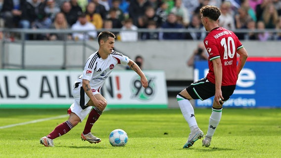 Hannovers Jannik Rochelt (r.) im Zweikampf mit Nürnbergs Oliver Villadsen © Imago Images 