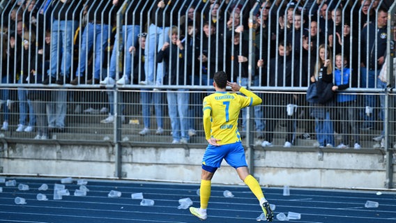 Braunschweigs Fabio Kaufmann jubelt vor den Fans über sein Tor zum 1:0 © dpa Bildfunk Foto: Carmen Jaspersen