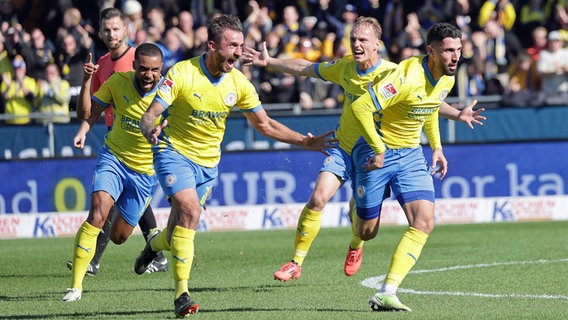 Braunschweigs Spieler bejubeln einen Treffer © Imago Images 