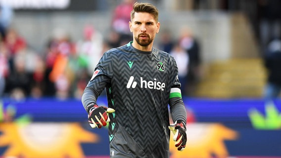 Hannovers Keeper Ron-Robert Zieler © IMAGO / DeFodi Images 