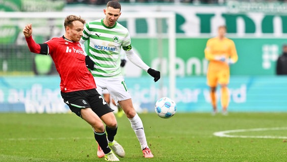 Hannovers Jannik Dehm (l.) und Fürths Branimir Hrgota kämpfen um den Ball. © IMAGO / Zink 