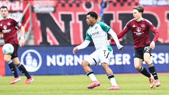 Hannovers Jessic Ngankam (l.) und Nürnbergs Caspar Jander kämpfen um den Ball. © IMAGO / Zink 