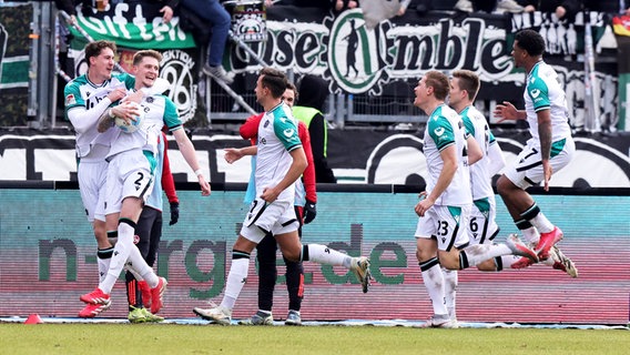 Hannover-Spieler bejubeln einen Treffer. © IMAGO / Zink 