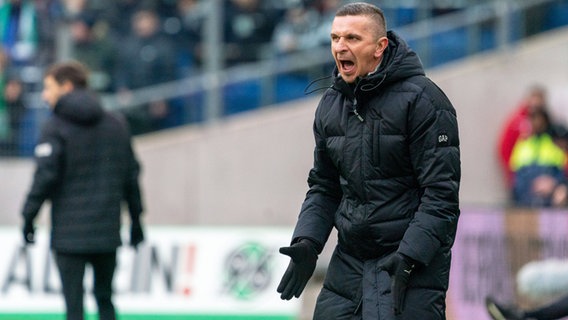 Rostocks Trainer Mersad Selimbegovic gestikuliert am Spielfeldrand. © IMAGO / Eibner 