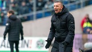 Rostocks Trainer Mersad Selimbegovic gestikuliert am Spielfeldrand. © IMAGO / Eibner 