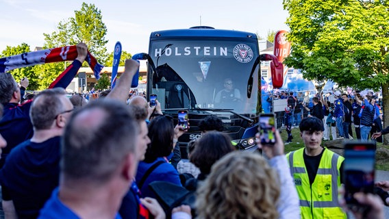Der Kieler Mannschaftsbus fährt am Stadion vor © dpa Bildfunk Foto: Axel Heimken