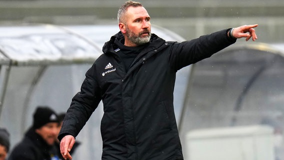 HSV-Trainer Tim Walter gestikuliert am Spielfeldrand. © picture alliance/dpa | Thomas Frey 