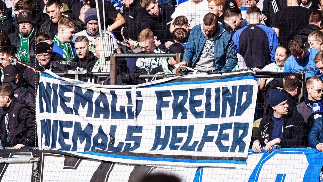 HSV-Fans zeigen ein Transparent gegen die Polizei
