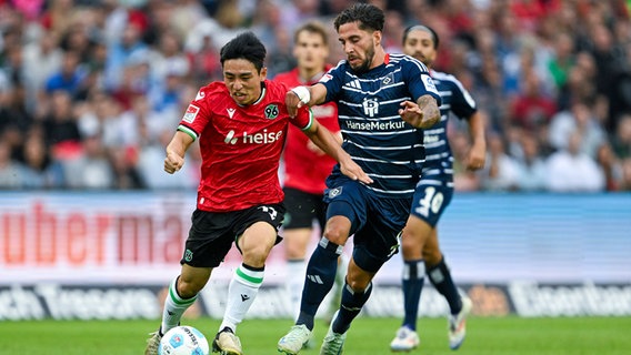 Hannovers Hyunju Lee (l.) im Zweikampf mit Hamburgs Ludovit Reis © Imago Images 