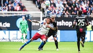 HSV-Stürmer Davie Selke (l.) und Magdeburgs Marcus Mathisen kämpfen um den Ball. © IMAGO / Jan Huebner 