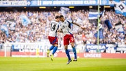 Die HSV-Spieler Davie Selke (r.) und Ludovic Reis bejubeln einen Treffer. © IMAGO / Philipp Szyza 