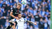 HSV-Stürmer Davie Selke (r.) und Magdeburgs Marcus Mathisen kämpfen um den Ball. © Witters/TimGroothuis 