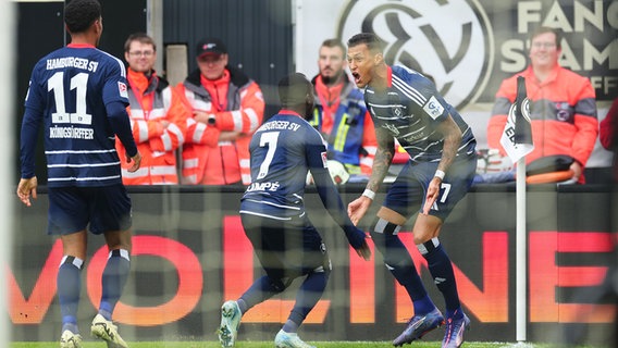 HSV-Spieler um Torschütze Davie Selke (r.) bejubeln einen Treffer. © Witters/JoergHalisch 