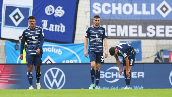 Die HSV-Spieler Ransford-Yeboah Königsdörffer, Jonas Meffert und Daniel Elfadli (v.l.) sind enttäuscht. © Witters/JoergHalisch 