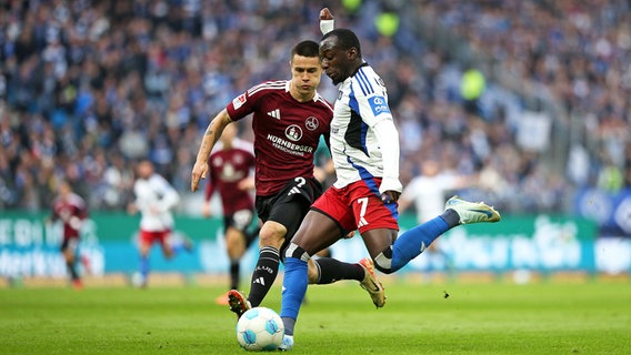 HSV-Stürmer Jean-Luc Dompé (l.) und Nürnbergs Oliver Villadsen kämpfen um den Ball. © IMAGO / MIS 