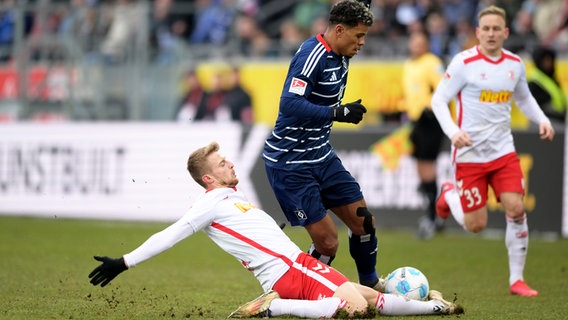 HSV-Spieler Ransford-Yebaoh Königsdörffer (r.) und Regensburgs Sebastian Ernst kämpfen um den Ball. © WITTERS/MarkusFischer 