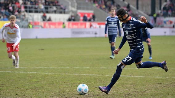 HSV-Spieler Davie Selke vergibt einen Elfmeter. © WITTERS/MarkusFischer 