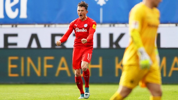 Kiels Fabian Reese bejubelt einen Treffer. © imago images / Beautiful Sports 