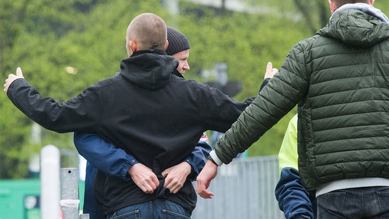 Ordner kontrollieren Fußballfans vor dem Stadion in Hannover. © dpa-Bildfunk Foto: Swen Pförtner