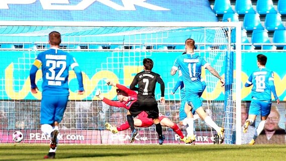 Darmstadts Mathias Honsak erzielt dasTor zum 1:0. © IMAGO / HMB-Media Foto: HMB-Media