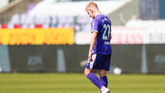Bryan Henning zeigt sich enttäuscht nach dem Gegentreffer zum 0:1. © picture alliance/dpa Foto: Friso Gentsch