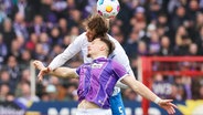 Osnabrücks Erik Engelhardt (vorne) und Rostocks Oliver Hüsing kämpfen um den Ball. © IMAGO / Steinbrenner 