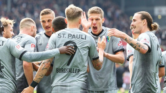 St. Paulis Spieler bejubeln einen Treffer. © IMAGO / Nordphoto 