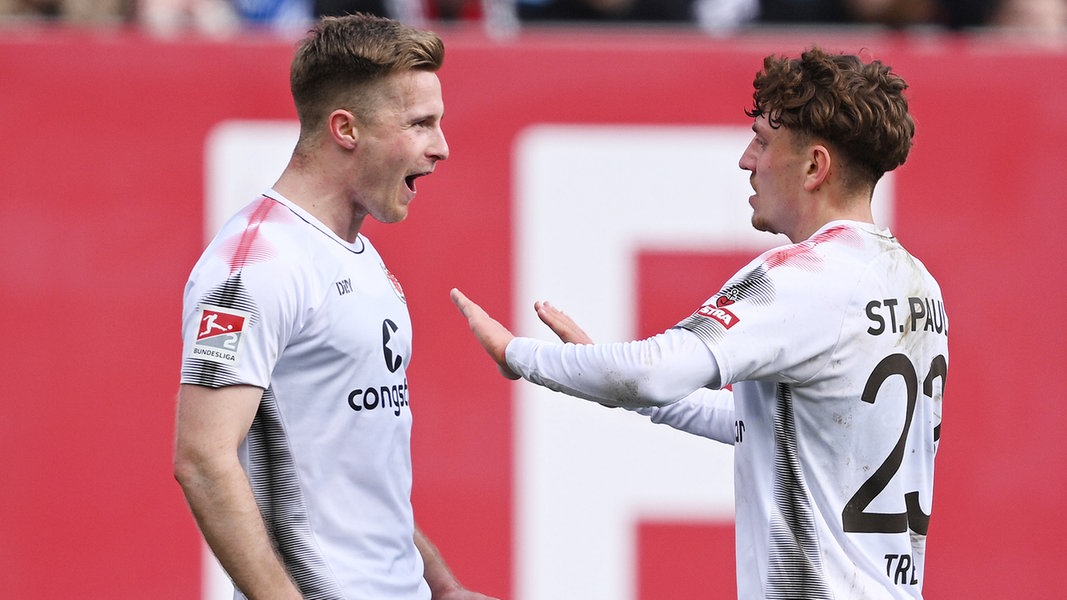 St. Paulis Johannes Eggestein (l.) und Philipp Treu bejubeln einen Treffer.