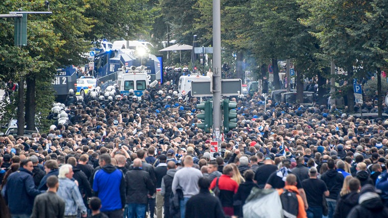 HSV-Fans bei ihrem Marsch zum Millerntor-Stadion. © dpa-Bildfunk Foto: Axel Heimken/dpa