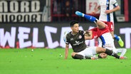 St. Paulis Ryo Miyaichi (l.) und Tim Leibold vom Hamburger SV © Witters Foto: TayDucLam