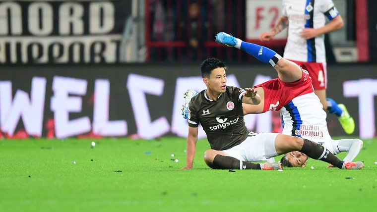 St. Paulis Ryo Miyaichi (l.) und Tim Leibold vom Hamburger SV © Witters Foto: TayDucLam